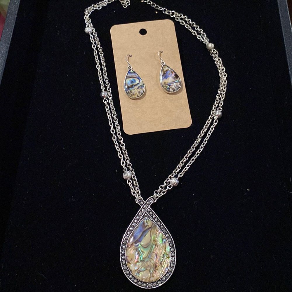 J20) Kenneth Cole Shell Necklace & Earring Set EUC Gorgeous